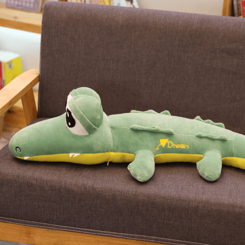 crocodile-de-peluche-allongé-sur-un-canape