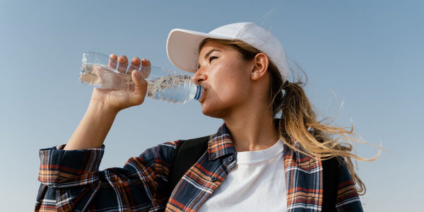 Boire suffisamment d'eau pour maintenir une bonne hydratation et éliminer les toxines de l'organisme