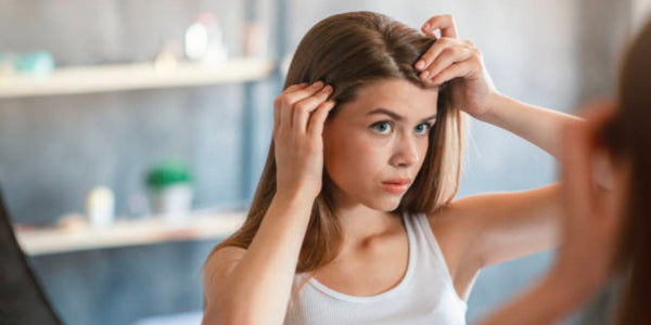 Consultez un médecin si vous souffrez de boutons récurrents sur le cuir chevelu