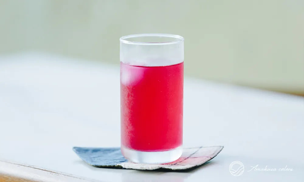 鮮やかな色のしそジュース