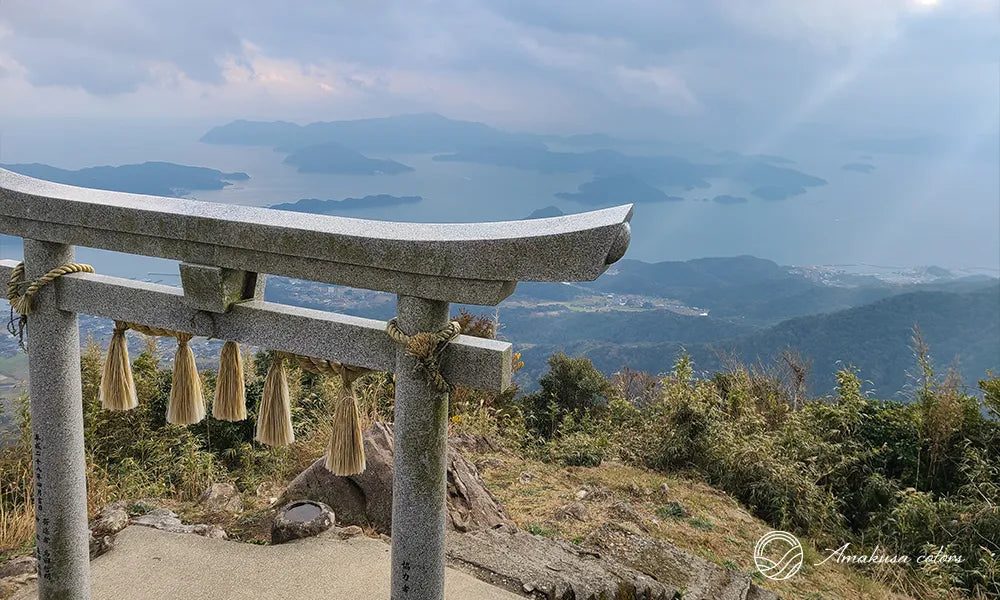 倉岳神社からは壮大な景色が広がっていて、八代海や有明海の穏やかな海と宝石のような島々が一望できます。