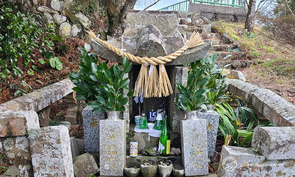 途中にお墓？祠？が祀ってあります。