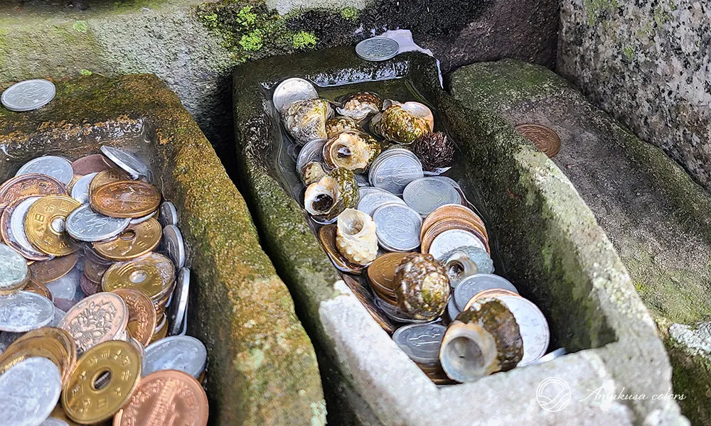 よく見るとお賽銭を入れる器が船の形になっていて小銭と小さな貝殻がたくさん入れられていました。