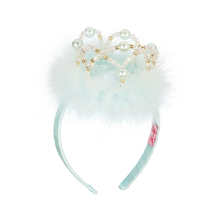 <p>Princess crown Alexandra is a luxury crown for kids in mint green. The crown is made of pearls and golden beads that are fixed on a head band. This tiara crown fits very well on top of the head of the princess! And it matches to many princcess dresses!</p>
<p>The dimensions: 23x13x11 cm.</p>
