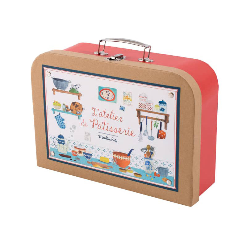 <h5>Description</h5>
<p>All you need to bake the best cakes in the world with this perfect role play pastry suitcase!<br>To imitate the grown-ups like a Chef: real kitchen utensils in wood or metal, cake moulds, cutters, a whisk and a booklet with nine dessert recipes.<br>This recreational toy will have the house filled with a chocolate smell… Bon Appetit!<br>  ##### Specifications</p>
<p><strong>Color</strong>: Red<br><strong>Recommended Age</strong>: 6+<br><strong>Material</strong>: Birch wood, iron, stainless still, plastic ABS, cotton, polyester, paper<br><strong>Size (inches)</strong>: L: 13 x W: 9,5 x H: 4<br><strong>Weight (lbs)</strong>: 3,03<br><strong>Care instructions</strong>: Hand wash.No dish-washer.</p>
