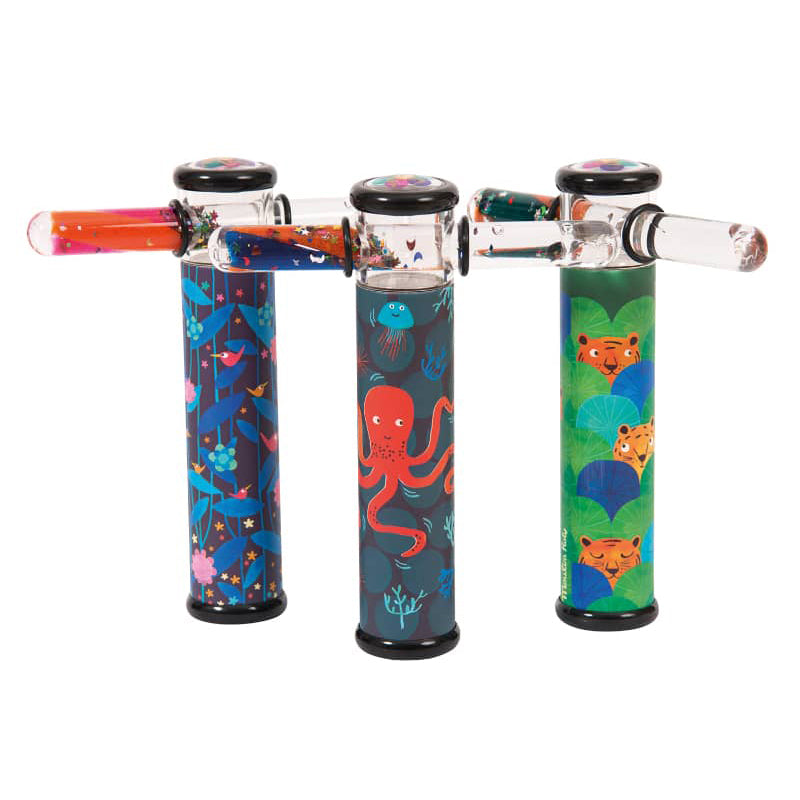 <h5>Description</h5>
<p>From the Little Wonders collection, this is an assorted display box of 12 glitter kaleidoscopes that offer checkered, floral and diamond patterns.<br>As you look in the magnifying glass and turn, you will be amazed by the small mirrors inside that infinitely expand.<br>With this recreational activity, you can create a dazzling succession of combinations of shapes and brillant colors.</p>
<p>Minimum order requirement: 1 Display box with 12 units / price per unit  
 </p>
<h5>Specifications</h5>
<p><strong>Color</strong>: Multicolored<br><strong>Recommended Age</strong>: 3+<br><strong>Material</strong>: PVC, polyethylene, paper, acrylic<br><strong>Size (inches)</strong>: L: 5,5 x W: 6,5<br><strong>Weight (lbs)</strong>: 2,12</p>
