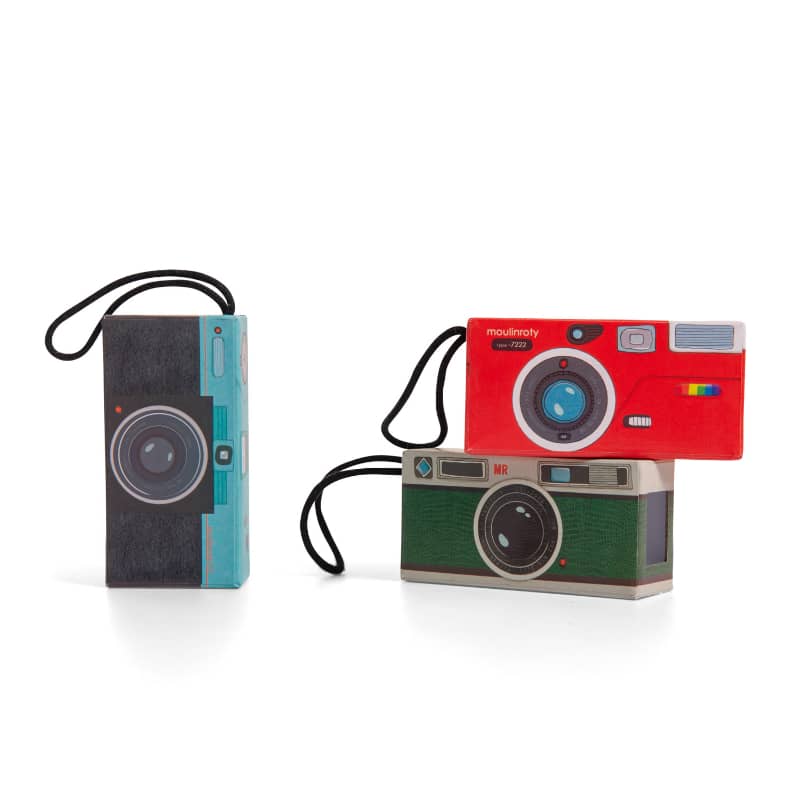 <h5>Description</h5>
<p>From the Little Wonders collection, this display box contains 12 assorted cardboard retro style cameras in blue, green and red.<br>This toy is perfect for an apprentice spy: you can watch without being seen and play with the clever mirrors.</p>
<p>Minimum order requirement: 1 Display box with 12 units / price per unit  
 </p>
<h5>Specifications</h5>
<p><strong>Color</strong>: Multicolored<br><strong>Recommended Age</strong>: 3+<br><strong>Material</strong>: Printed cardboard, cotton<br><strong>Size (inches)</strong>: L: 4 x W: 1 x H: 2<br><strong>Weight (lbs)</strong>: 0,79<br><strong>Care instructions</strong>: Not washable.</p>
