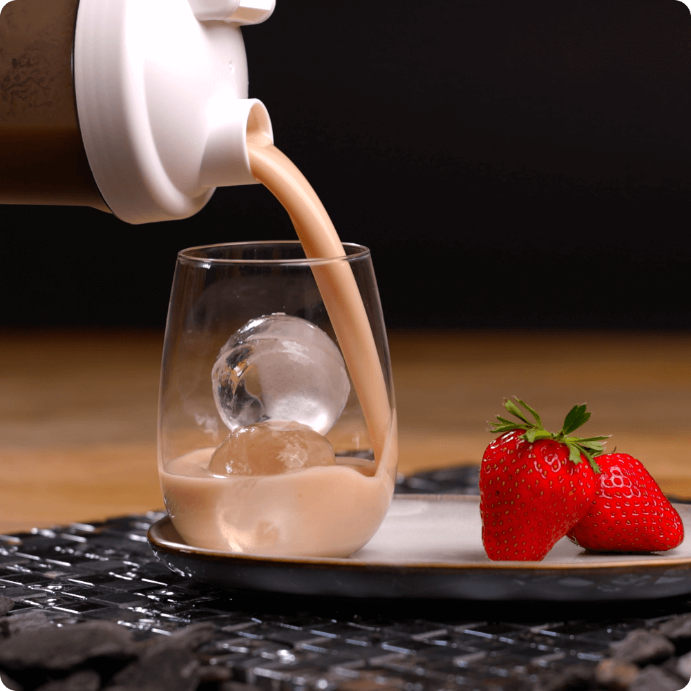 MetaFlow StoffwechselShake im Glas mit Eiswürfel Geschmacksrichtung Erdbeere
