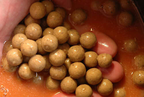 Boilies-soaking-in-attractor-boosted-water
