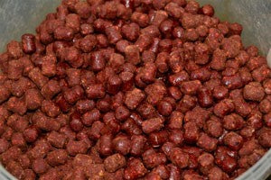 Lots of red-brown boilies in a pile.