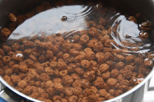 Tiger nuts and sugar in boiling water.