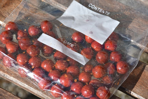 Place the still-damp baits in a polythene bag with a press-close or zip-close mouth