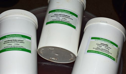 Containers of powder attractors for fishing.