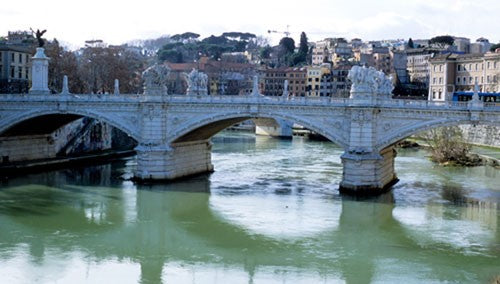 Image of a bridge going over the River Tiber in Rome