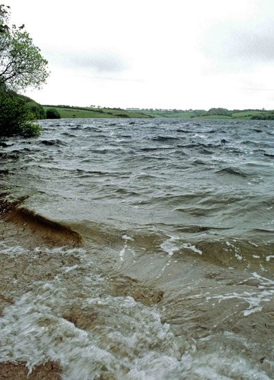 Image of a lake with choppy waves