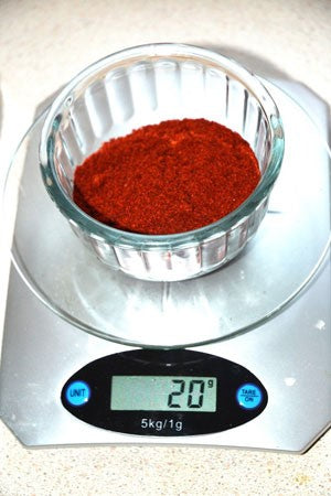 Photo of 20g of Robin Red in a glass container on weighing scales