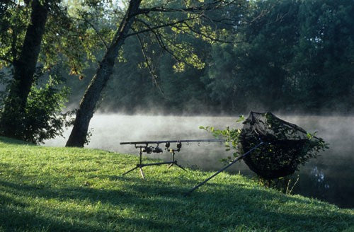 Image of a fishing rod and net in the lake