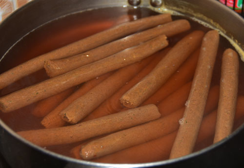Turn off the heat and remove the pan from the cooker. If the sausages are floating then they are done.