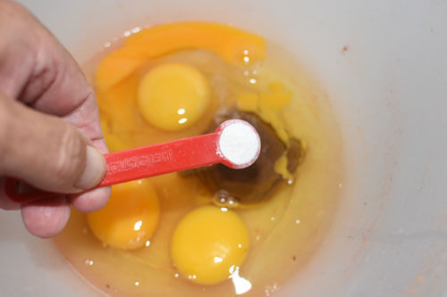 break-four-eggs-into-a-bowl-and-the-add-25ml-Liquid-Squid-Hydro-and-a-pinch-of-the-sweetener