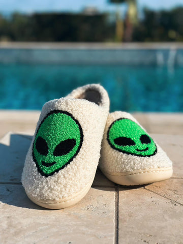 alien slippers, alien face slippers, manifesting daydreams, sherpa slippers, happy face slippers, cute slippers, cozy slippers, slippers cute, best gift, slippers gift, giftable slippers, women's fashion slippers, happy feet, manifesting daydreams slippers, affordable apparel, daydreamer clothing, manifesting clothing, nice gift, nice slippers