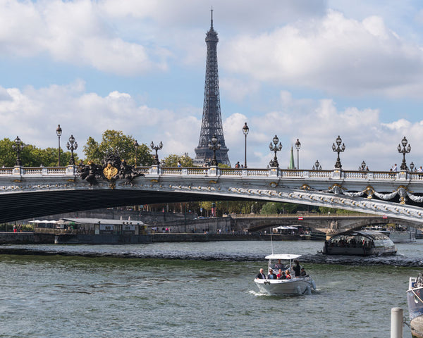 Our boat sails in Paris on the Seine - Paris Boat Club