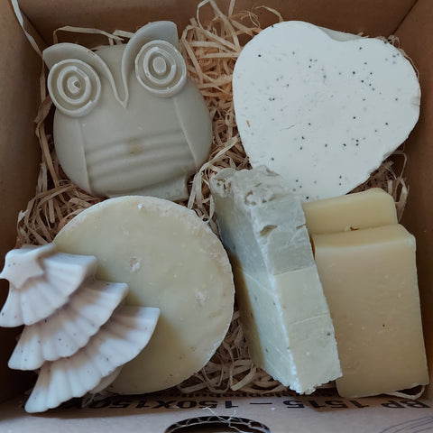 7 savons de differents tailles et formes dans un boîte en carton : sapin, chouette, coeur, ronde et pain, Boite à savon surprise, des savons avec des imperfections, ILELI savonnerie artisanale