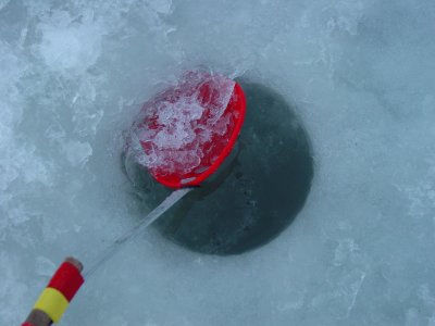 How to clean ice chips from an ice fishing hole – Lake Michigan