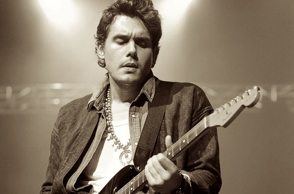 John Mayer joue avec un collier Squash Blossom