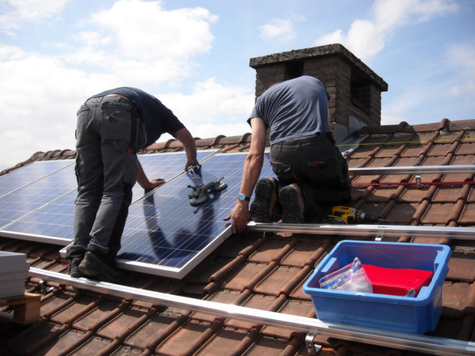 Installation von Sonnenkollektoren auf dem Dach