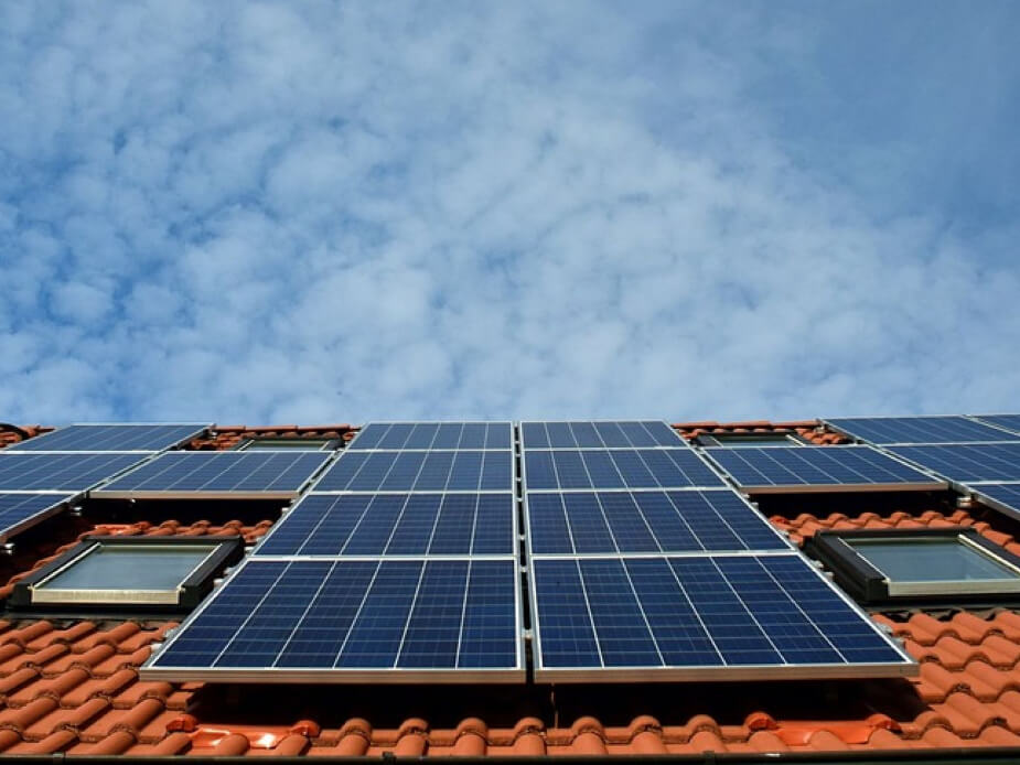 Solaranlage zur Stromerzeugung auf dem Dach