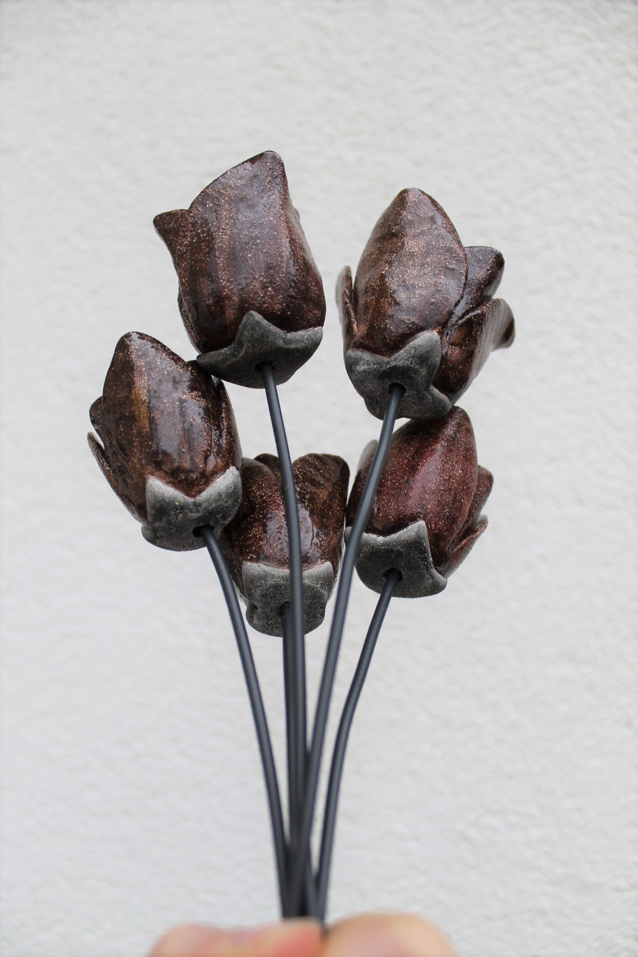 Bouquet de tulipes marrons en céramique dans un vase