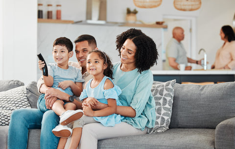 Famille sur un canapé