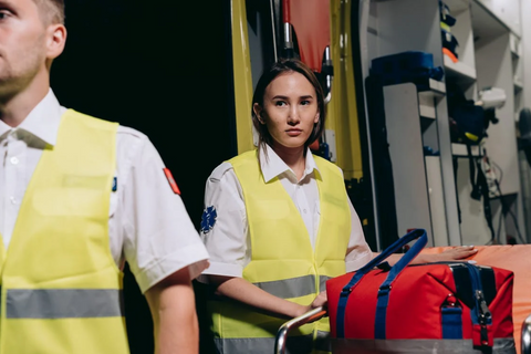 Sanitäterin in gelber Warnweste