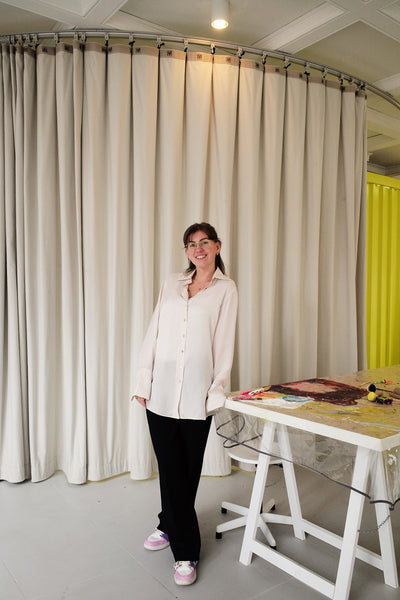 Johanna Kunsttherapeutin von arthelps steht in einem Raum und posiert vor Vorhang