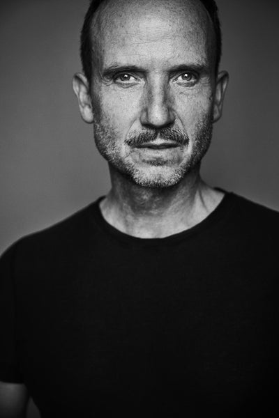 Portraitfoto von Bernd Keller 1c1y Designer aufgenommen vom Fotografen Stefan Rappo Schwarz-Weiß