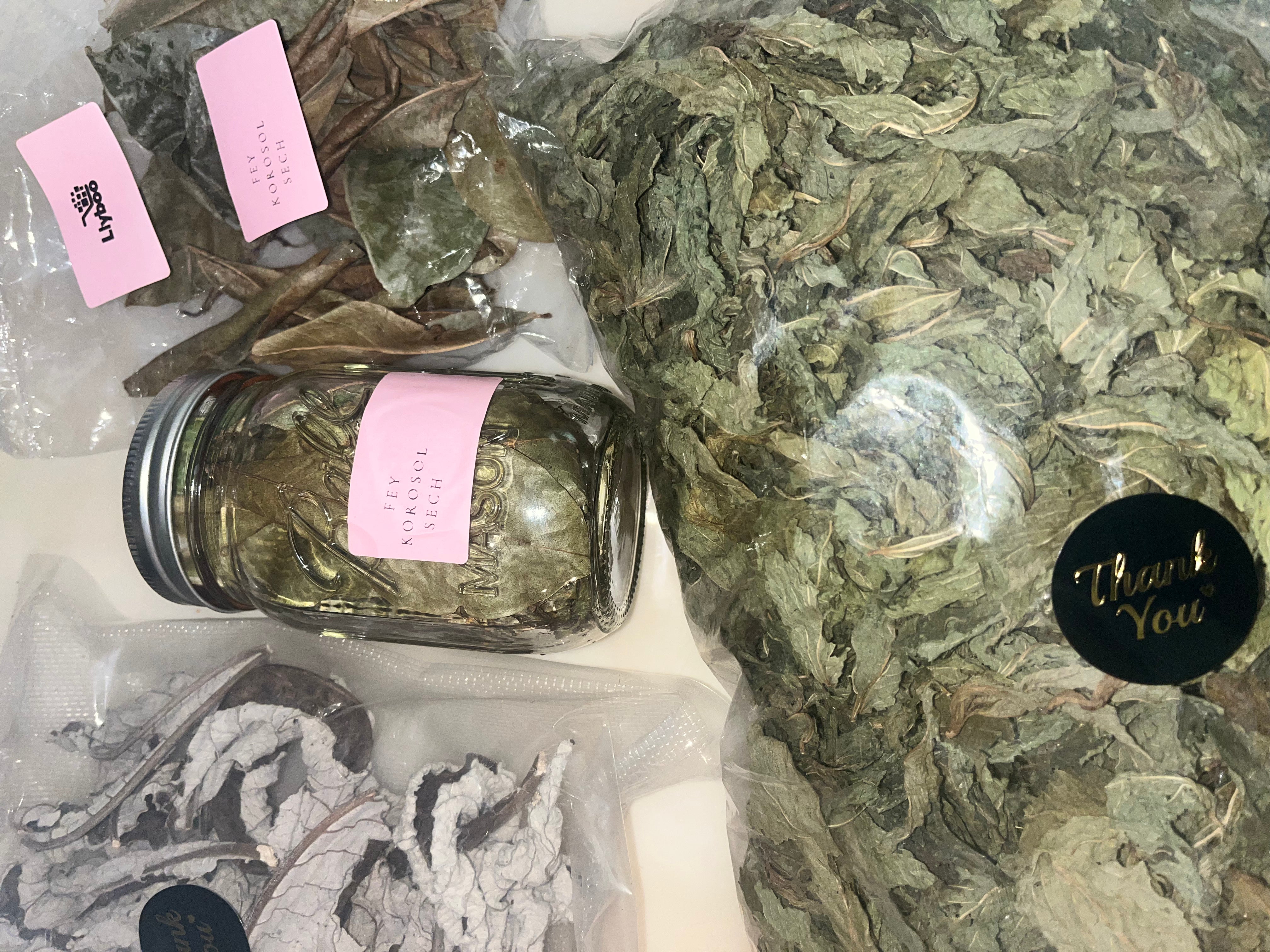 Fey korosol sech / Dry Soursop leaves