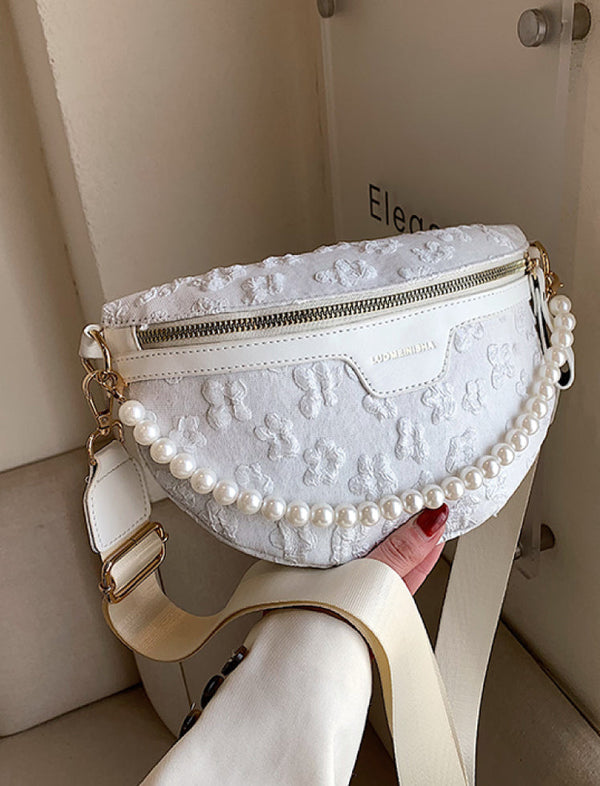 Mujer Con Bolsa Louis Vuitton Con Cadena Dorada Y Chaqueta Blanca