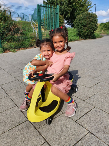 Girls On Yellow Didicar