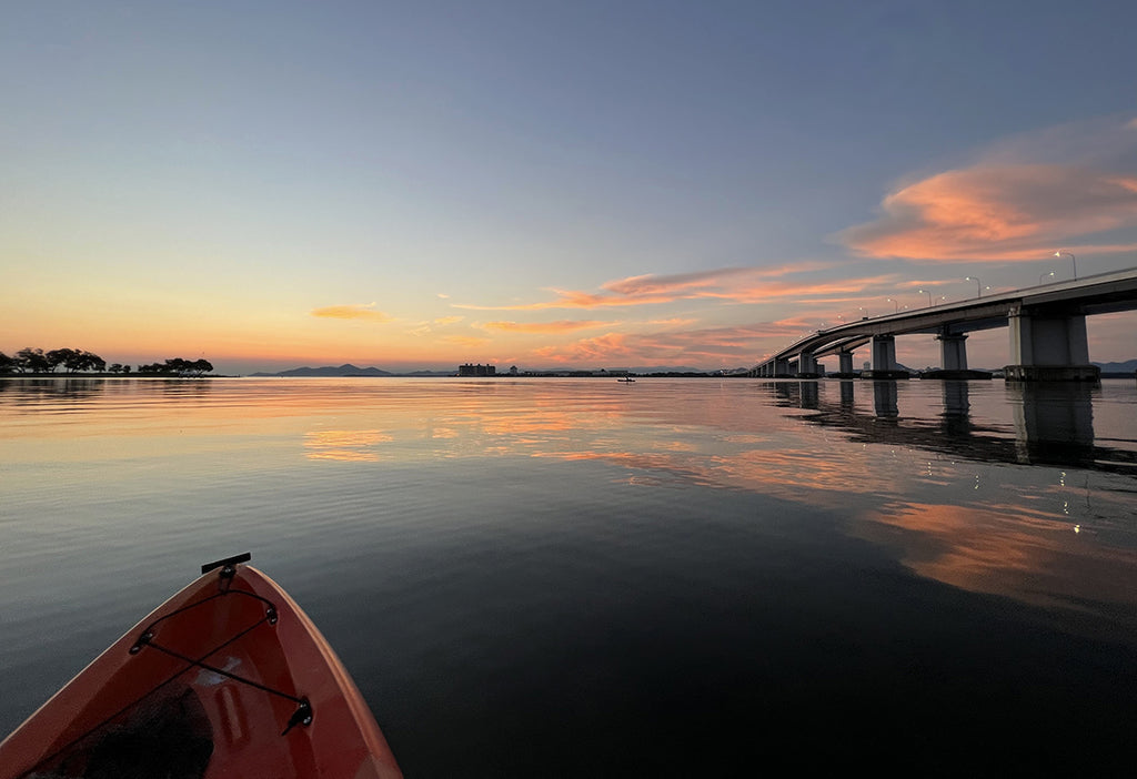 カヤックから眺める琵琶湖の夕暮れ