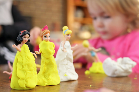 child playing with princesses 