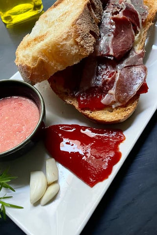 bocadillo jamon iberico con pimientos de piquillo