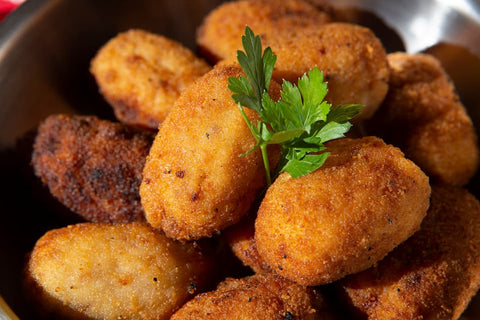 Croquetas de champiñones y espinacas con salsa de yogur y eneldo