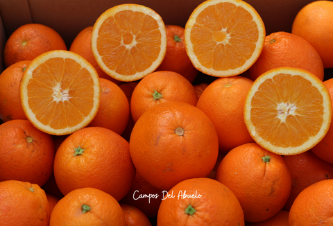 Caja rebosante de naranjas recién cosechadas de Campos del Abuelo