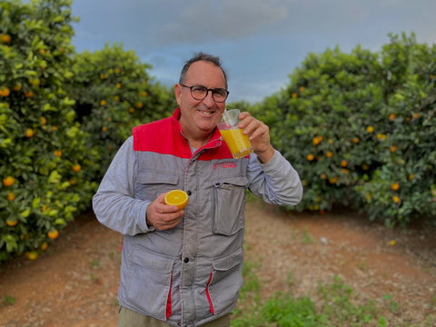 Foto de Eduardo con el zumo sonriendo