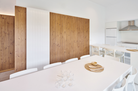 Decorar con revestimientos en madera maciza permite crear interiores confortables