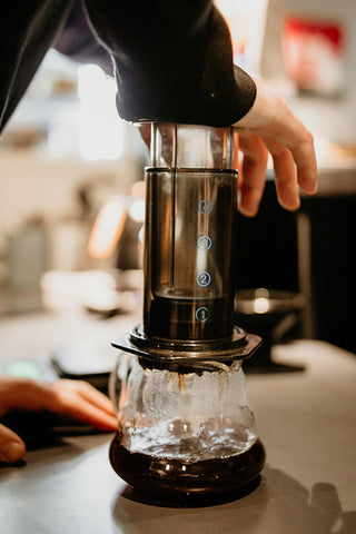 Aeropress coffee brewing process with manual extraction of coffee 