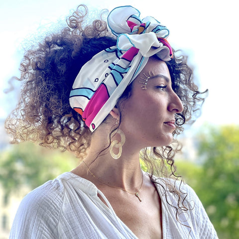 coiffure d'été pour femme avec un foulard