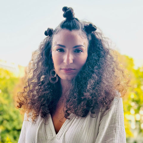 coiffure de festival sur cheveux bouclés pour femme