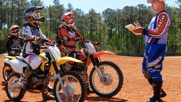 Aprender de los Mejores: El Papel de las Escuelas de Motocross - Imagen