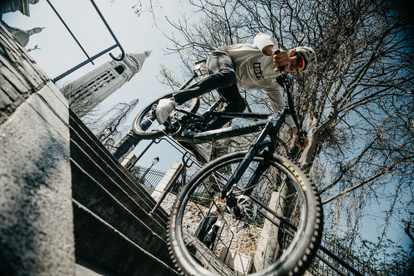 Nicolas Fleury en Montmartre con las Gafas de Ciclismo de SAOLAR